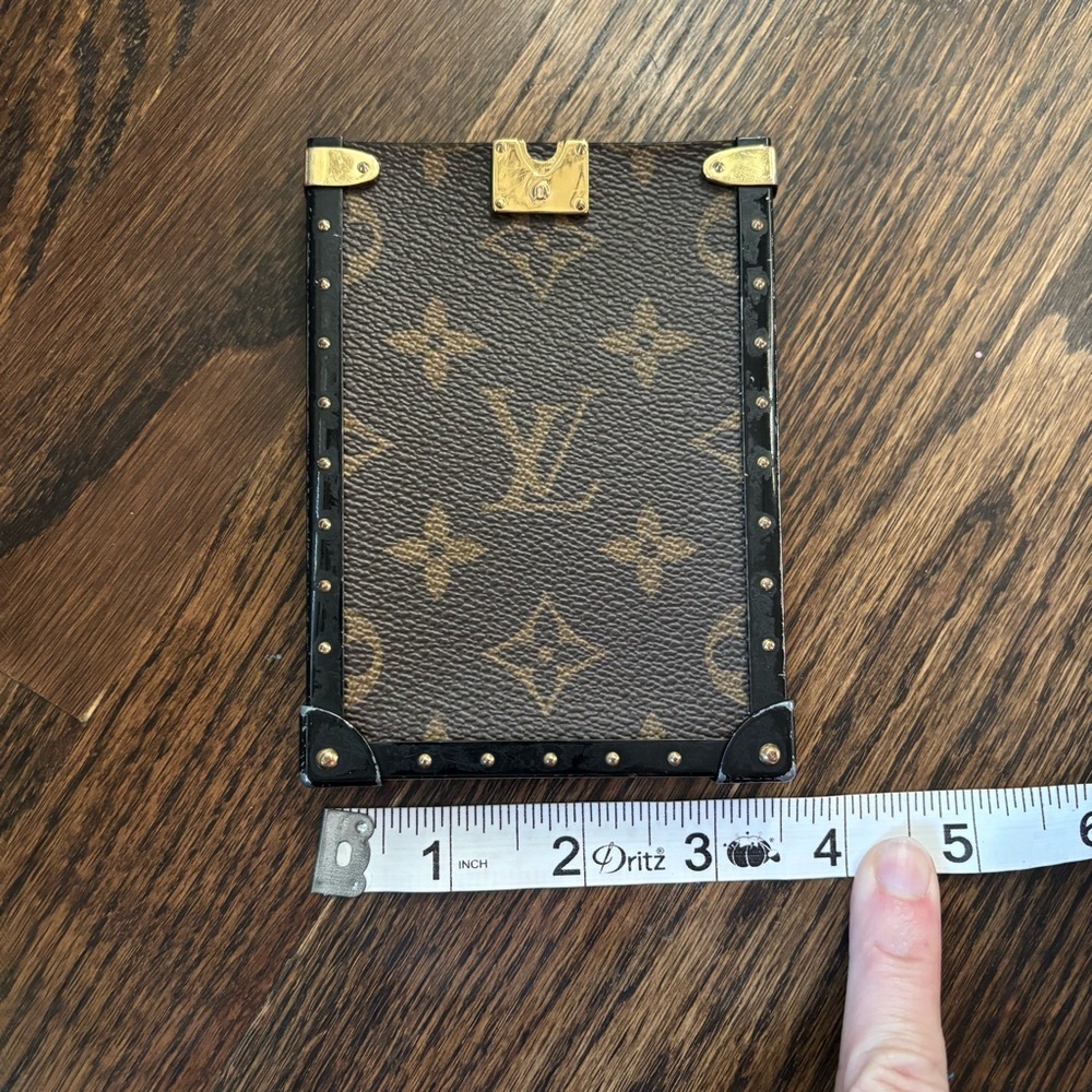 Broken part of authentic Louis Vuitton Eye Trunk iPhone case in Monogram canvas - Picture 3 of 4